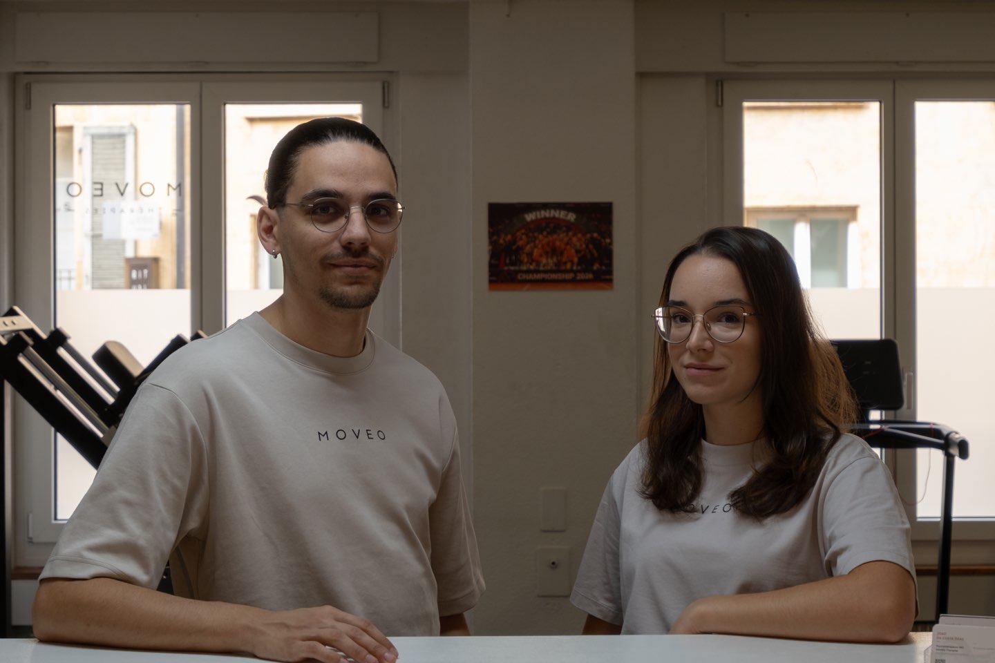 Joao da Costa Dias et Anaëlle Schmed côte à côte au comptoir du cabinet