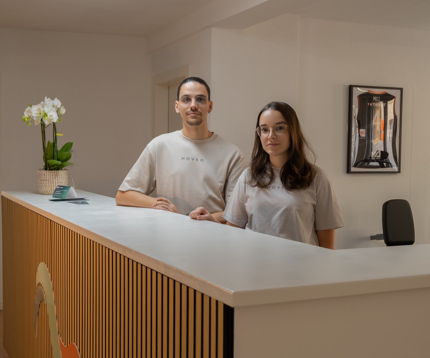 Joao da Costa Dias et Anaëlle Schmed à l’accueil du cabinet MOVEO Thérapies
